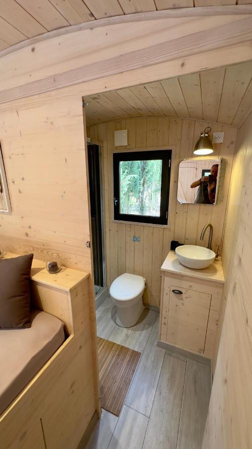 Superbe Roulotte De Charme Hotel Bagnols-en-Foret Exterior photo