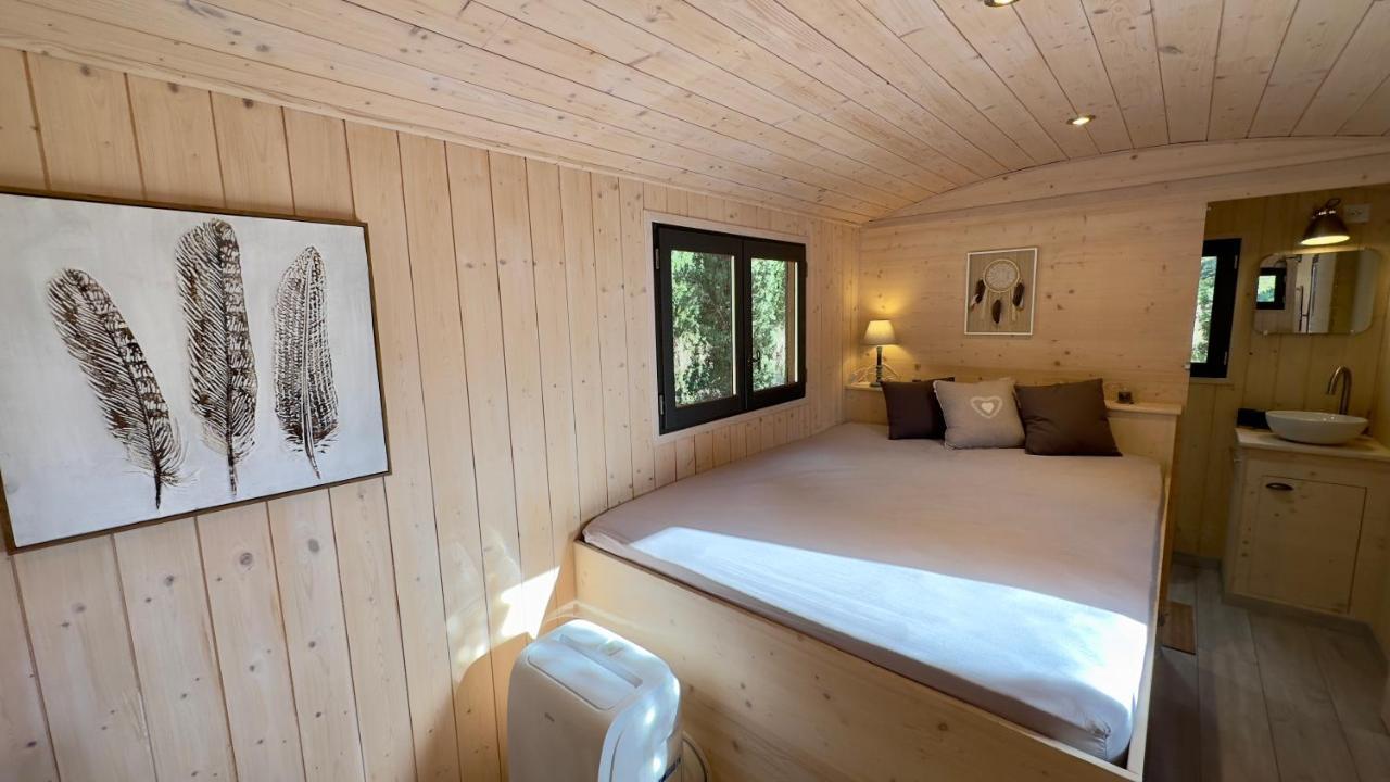 Superbe Roulotte De Charme Hotel Bagnols-en-Foret Exterior photo