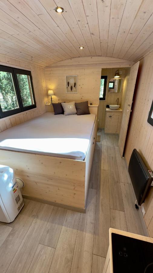 Superbe Roulotte De Charme Hotel Bagnols-en-Foret Exterior photo