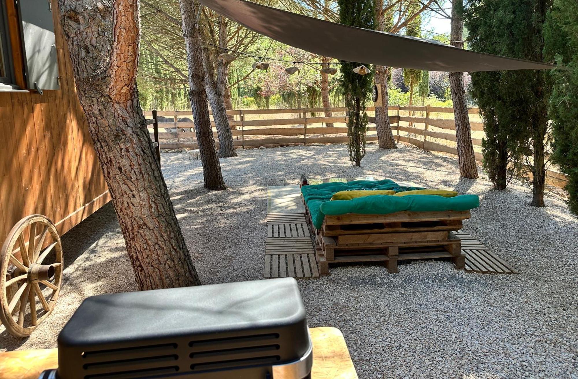 Superbe Roulotte De Charme Hotel Bagnols-en-Foret Exterior photo
