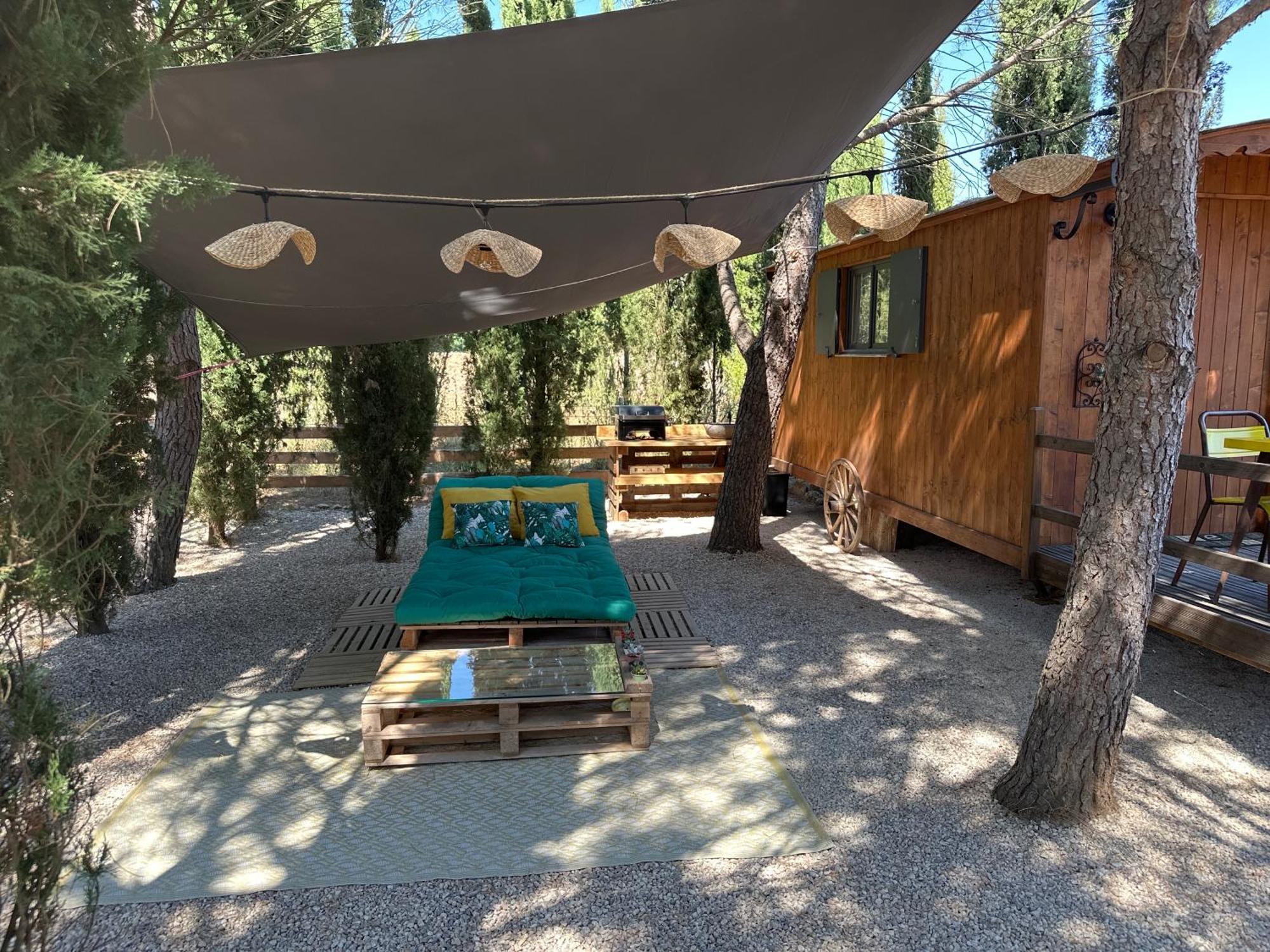 Superbe Roulotte De Charme Hotel Bagnols-en-Foret Exterior photo