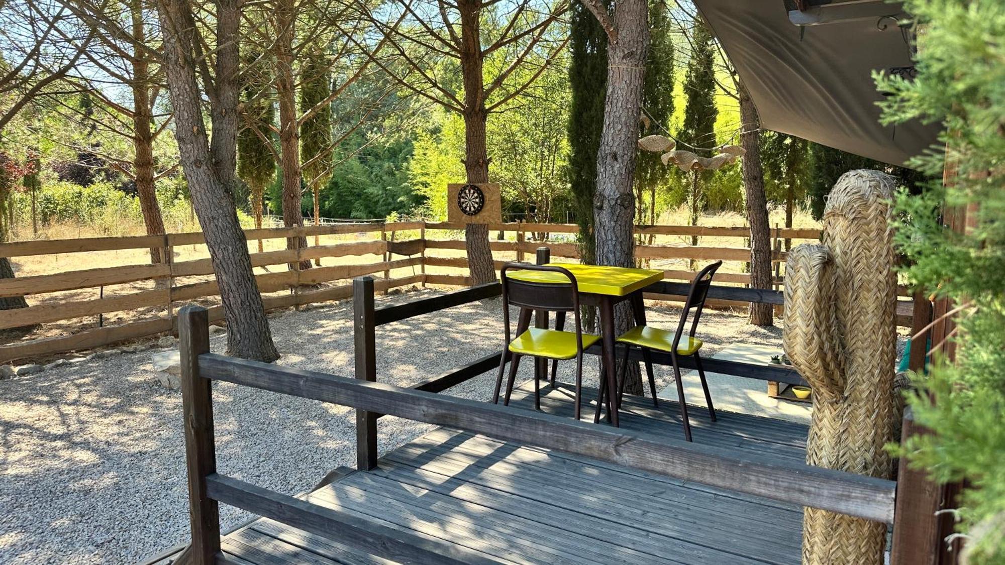 Superbe Roulotte De Charme Hotel Bagnols-en-Foret Exterior photo