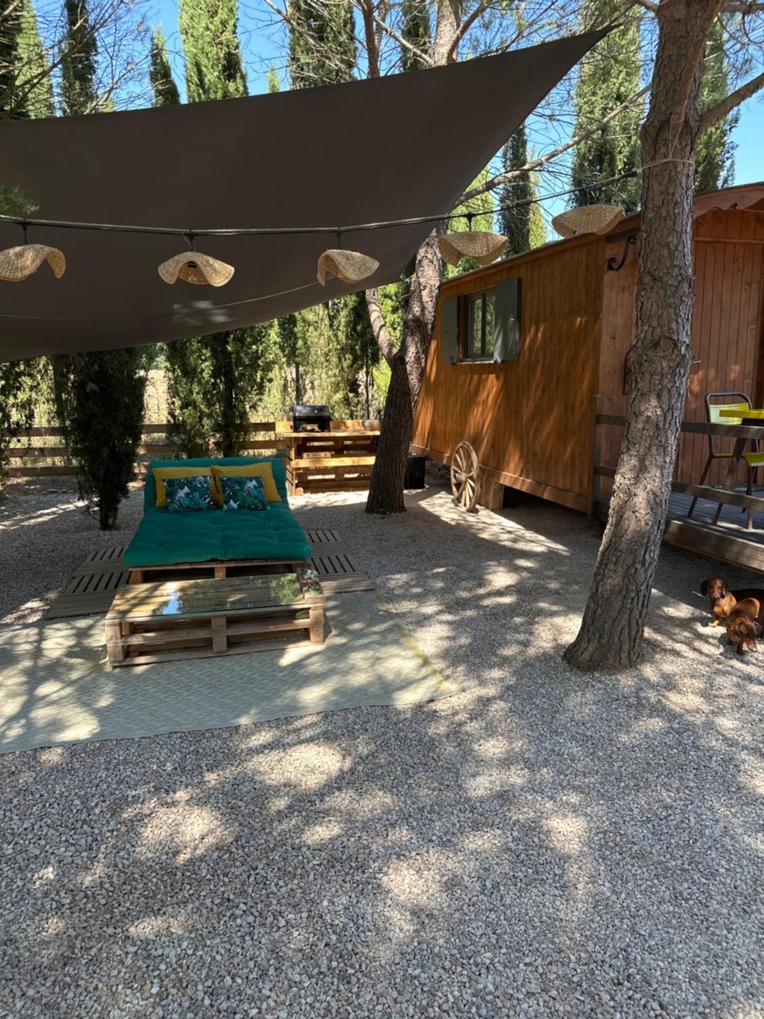 Superbe Roulotte De Charme Hotel Bagnols-en-Foret Exterior photo